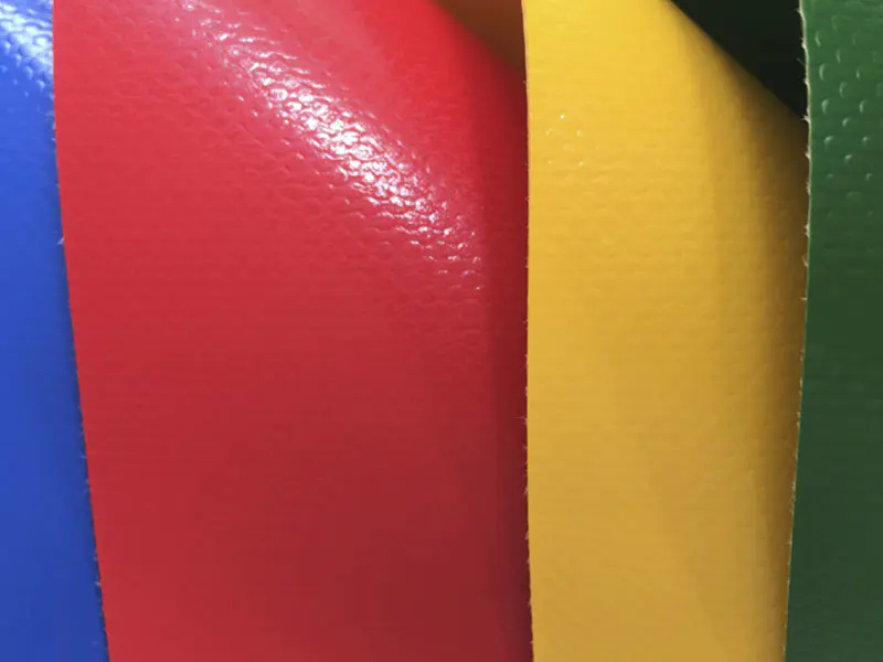 1050GSM 1000D30X32 โครงสร้างเมมเบรนสีสันสดใสผ้าโพลีเอสเตอร์เคลือบ PVC